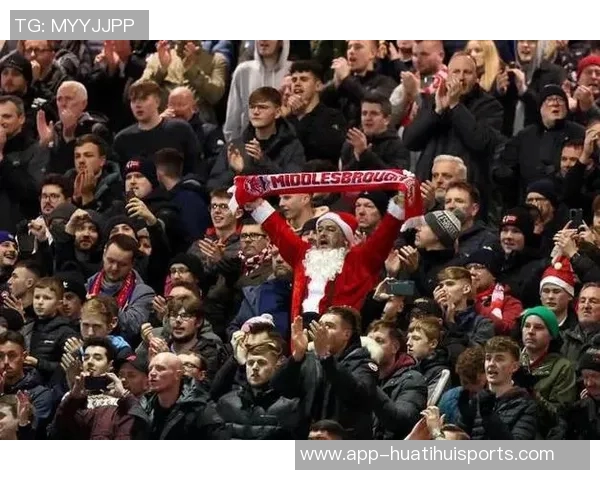 热刺球迷对球队推出的高价围巾表示强烈不满引发热议 热刺球迷对球队推出的高价围巾表示强烈不满引发热议