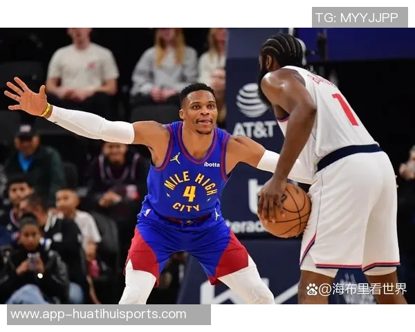 布克称赞吉莱斯皮影响力显著威少防守表现出色训练刻苦 布克称赞吉莱斯皮影响力显著威少防守表现出色训练刻苦