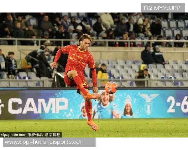 朗斯时隔19年重返法甲榜首托万双响助球队逆转昂热