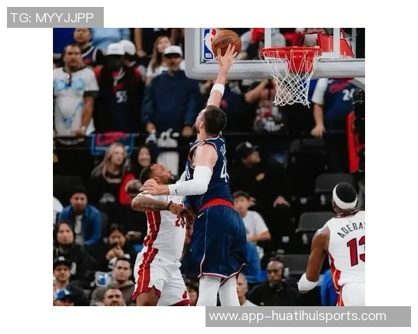 热火新援鲍威尔表现出色半场贡献13分3助攻助力球队火力全开