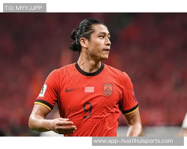 老友重聚亚泰主帅苏亚雷斯与国安队工作人员深情相拥展现友谊之情 老友重聚亚泰主帅苏亚雷斯与国安队工作人员深情相拥展现友谊之情