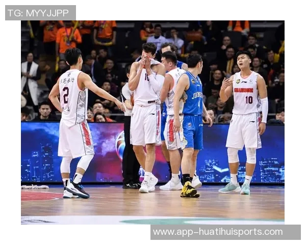 文班在队内训练中化身怪物持球一条龙突破抗飞防守完成双手暴扣