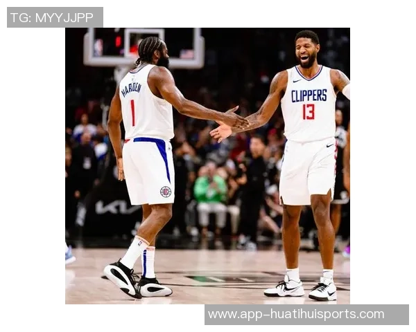 小卡谈与保罗的良好沟通共同探索提升球队实力的途径 小卡谈与保罗的良好沟通共同探索提升球队实力的途径